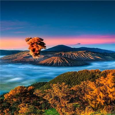 冰岛火山地缝剧烈喷发
